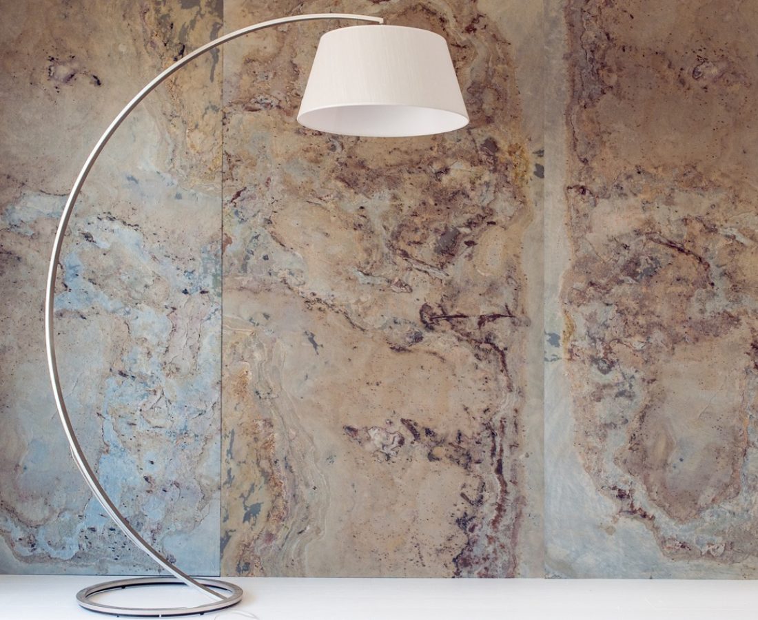 Skinrock Wood Root wall cover with bent white lamp Groß